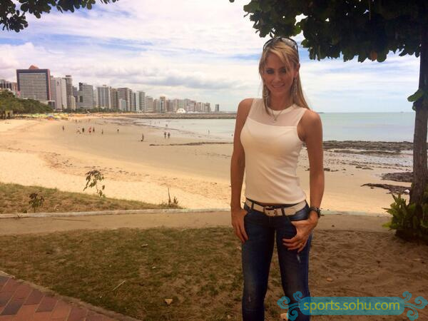 墨西哥美女主播笑容美 C罗也被她倾倒