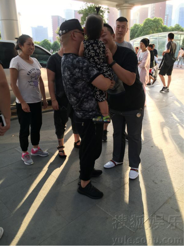 郭德纲现身南京医院 看望受伤徒弟张云雷8694