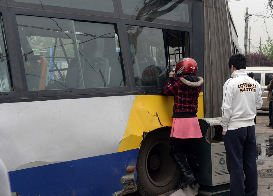 北京渣土车侧翻"填埋"公交车