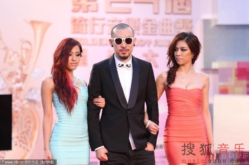 第24届金曲奖红毯 mchotdog揽性感辣妹亮相