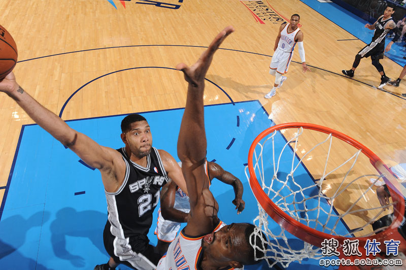 马刺西决比赛图精选:邓肯老骥伏枥 马努破夹击