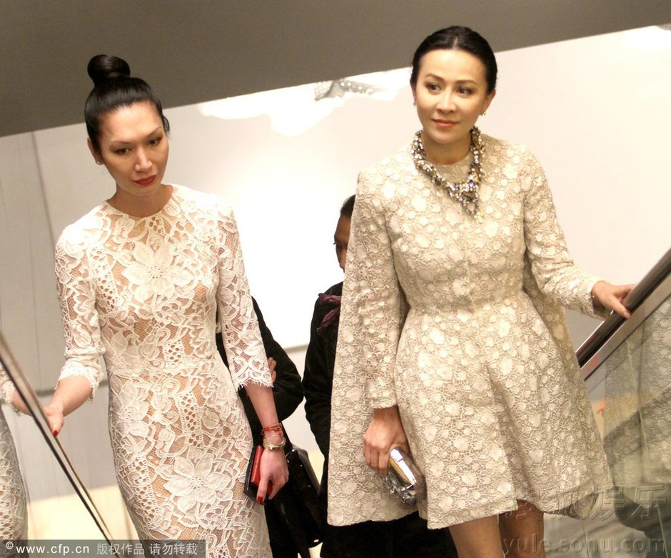 刘嘉玲与人妖同行遇撞衫 面露尴尬显不悦5957