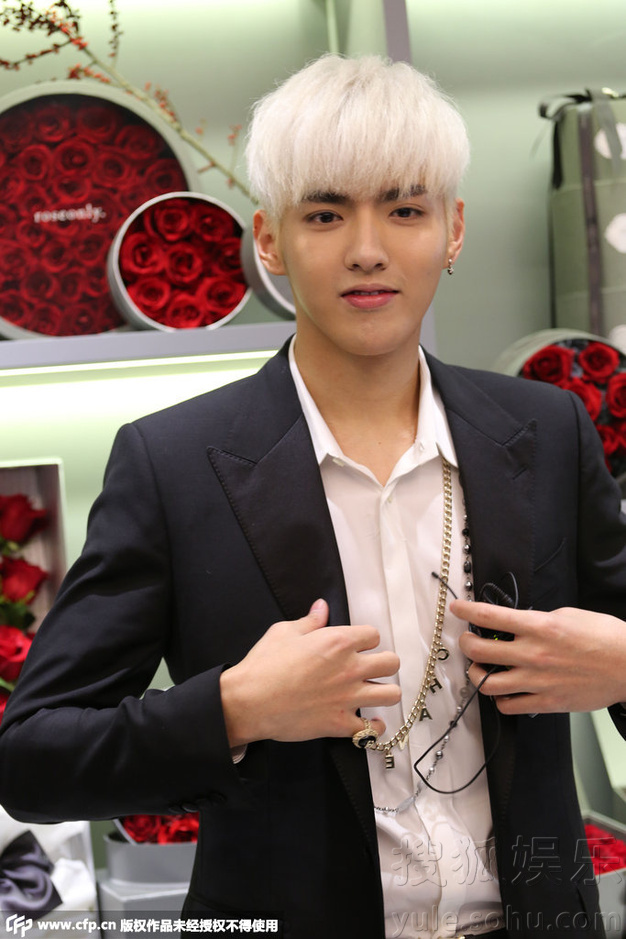 吴亦凡<em>顶白发</em>现身做活动 露灿笑英气十足7428