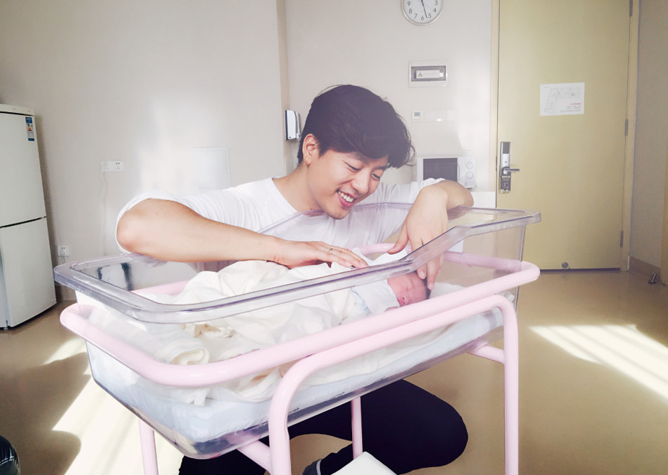 唐一菲产房照曝光 凌潇肃抱宝宝满目爱意