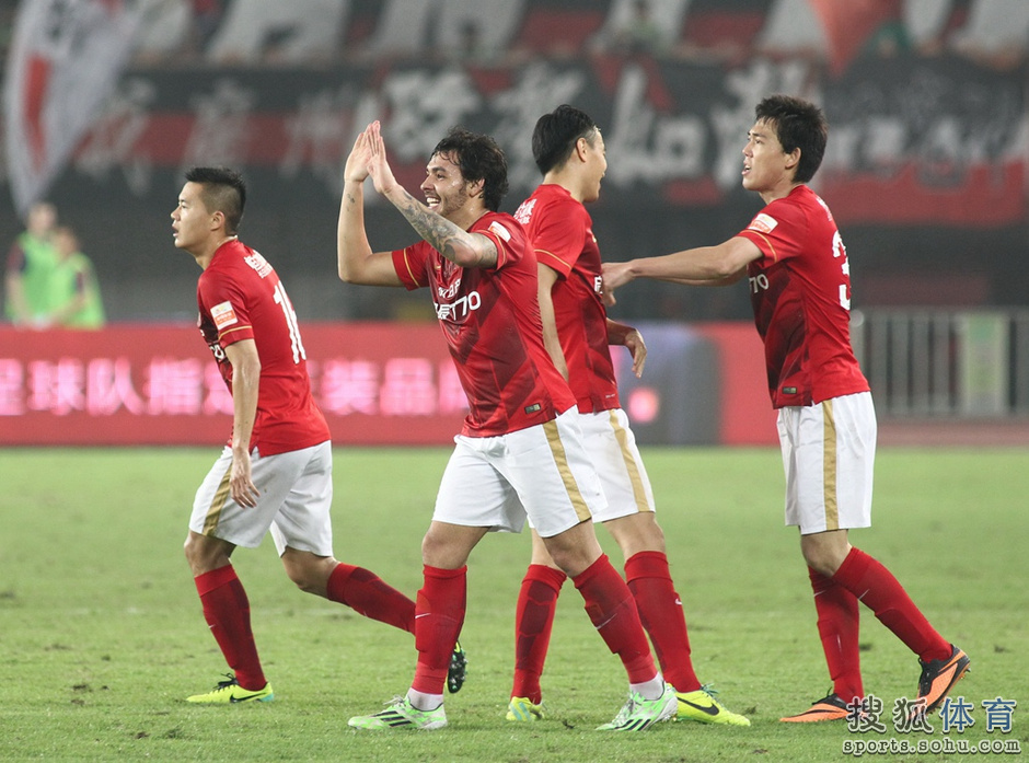高清:高拉特造乌龙击掌卡帅 马祖攻破恒大指天