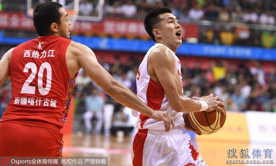 高清图:全运篮球辽宁战新疆 周琦手指受伤流血