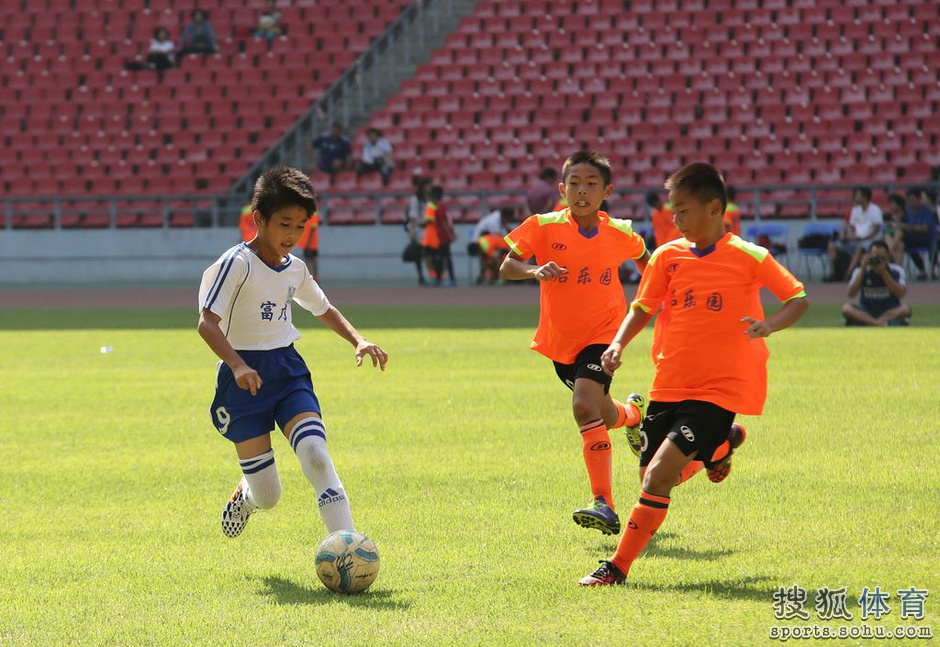 高清:广州少年足球精英赛落幕 容志行出席典礼