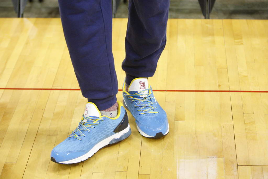 高清:安踏正式签帕森斯 高富帅穿安踏战袍亮相