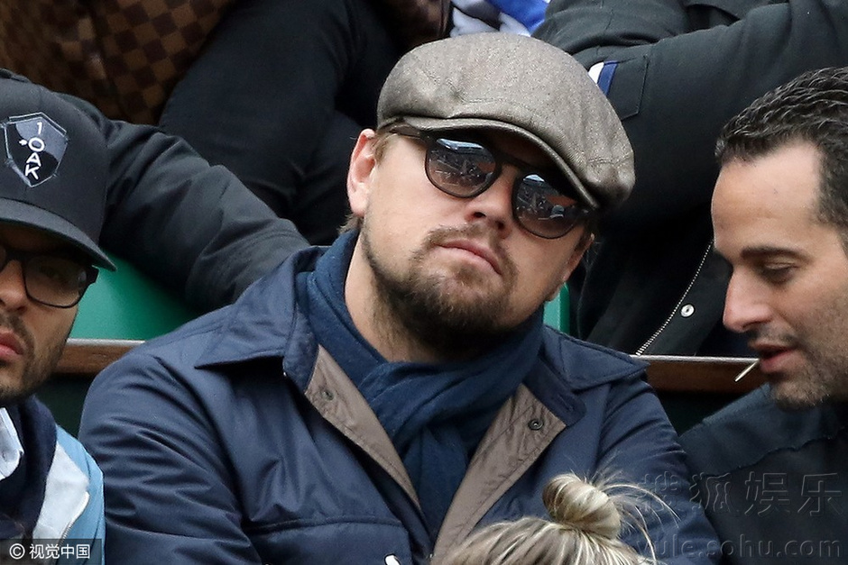  小李子 戴贝雷帽看法网 单指抓痒萌态可掬-娱乐