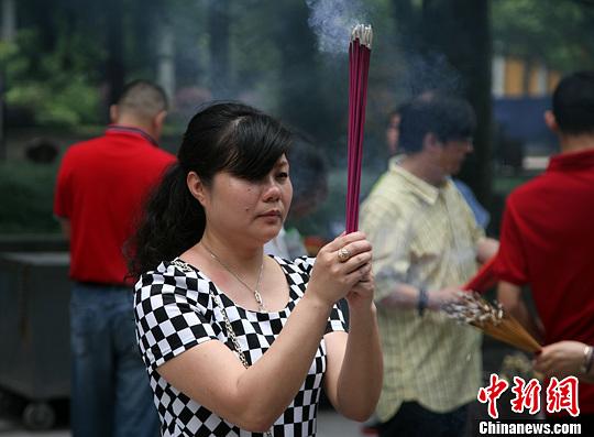 6月5日，市民在杭州灵隐寺内为自己的孩子祈福保佑高考顺利。