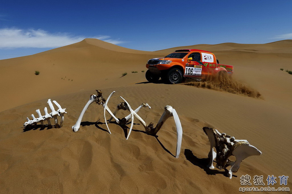 高清:中国越野拉力赛第4赛段 赛车挺进沙漠深
