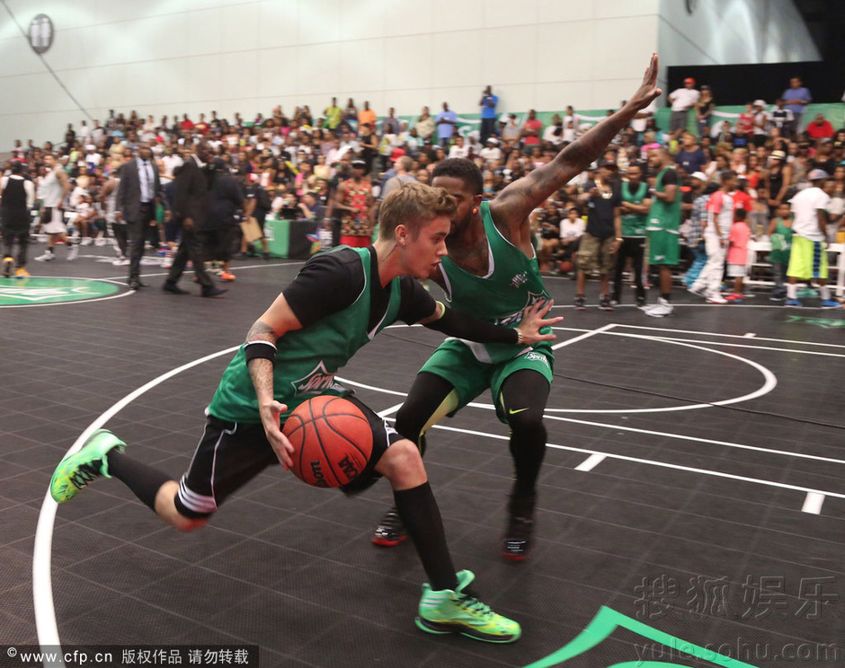 比伯打篮球身高不够 与粉丝自拍玩上篮耍帅6836143-娱乐频道图片库-大视野-搜狐