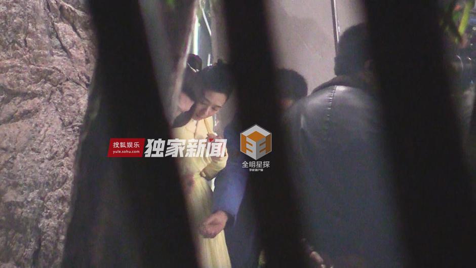 独家:冯绍峰喝热水御寒失败 郭碧婷娇俏在怀