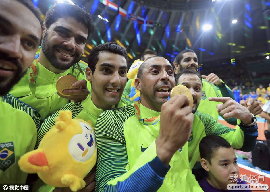 高清图:巴西男排勇夺奥运会冠军 众将喜极而泣