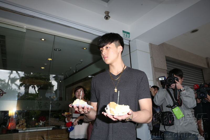 当天下午,其儿子宝弟(葛兆恩),女儿阿宝(葛子扬)与资深艺人熊海灵现身