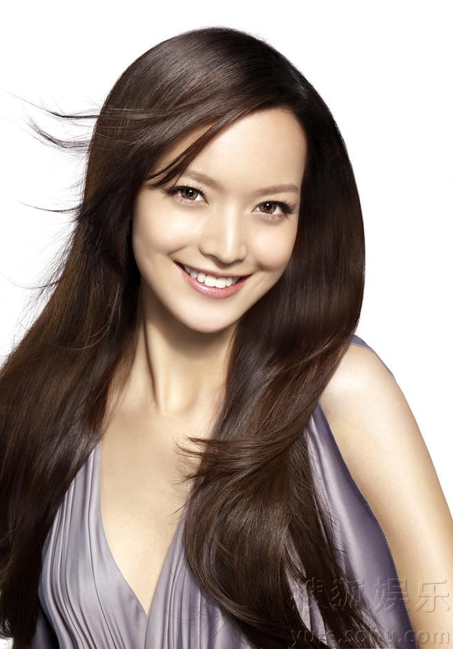 叶熙祺甜美亮相品牌活动 小露香肩惹关注