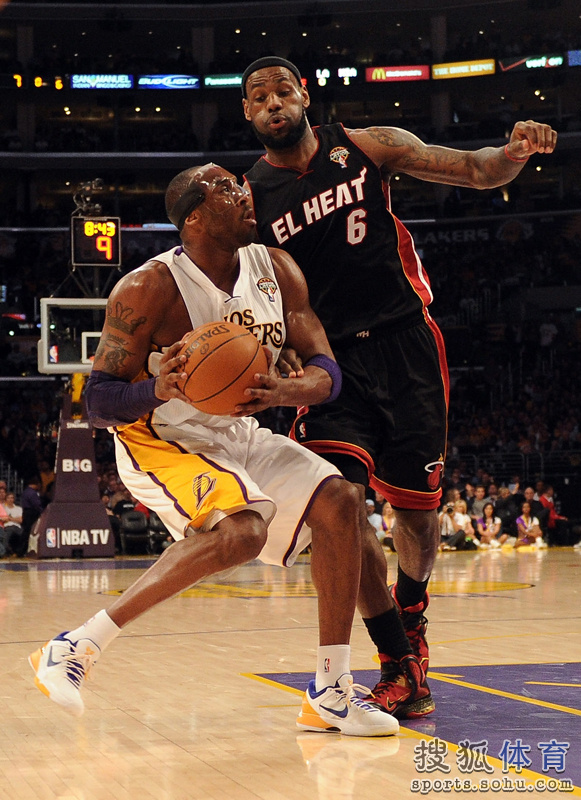 组图:科比VS詹姆斯交手回顾 伟大对决迎来终章
