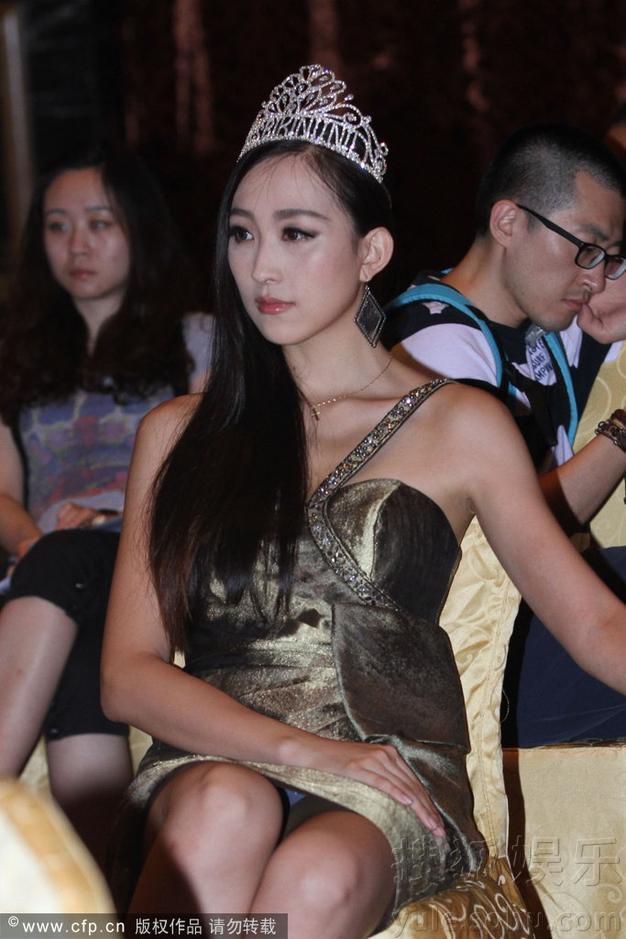 【转载】 比基尼小姐冠军泳装秀身材 台下爆乳露美腿走光