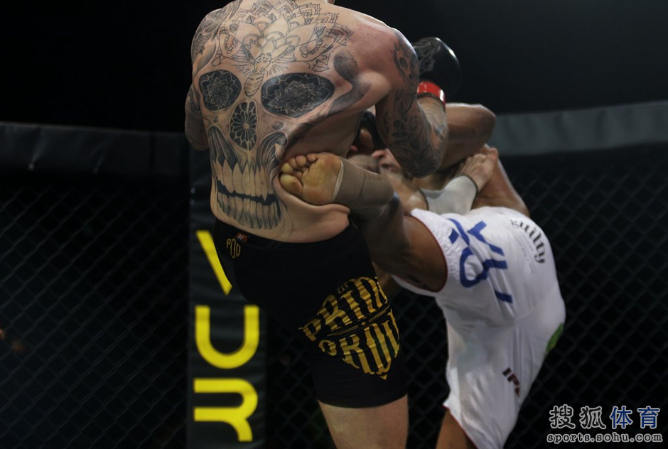 高清:铁笼格斗惊现恐怖重击 拳手浴血擂台