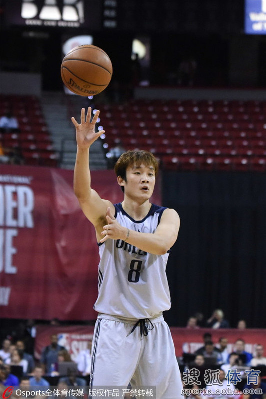 高清图:夏联赛小牛VS太阳 丁彦雨航突破造杀伤