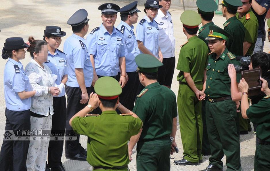 广西向越南移交涉毒女嫌犯