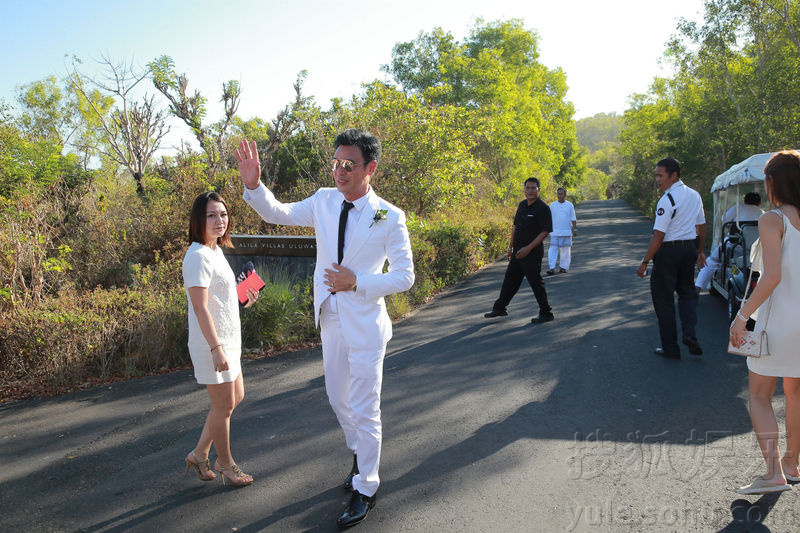 钟镇涛结婚后现身发红包 兄弟团齐穿白马王子