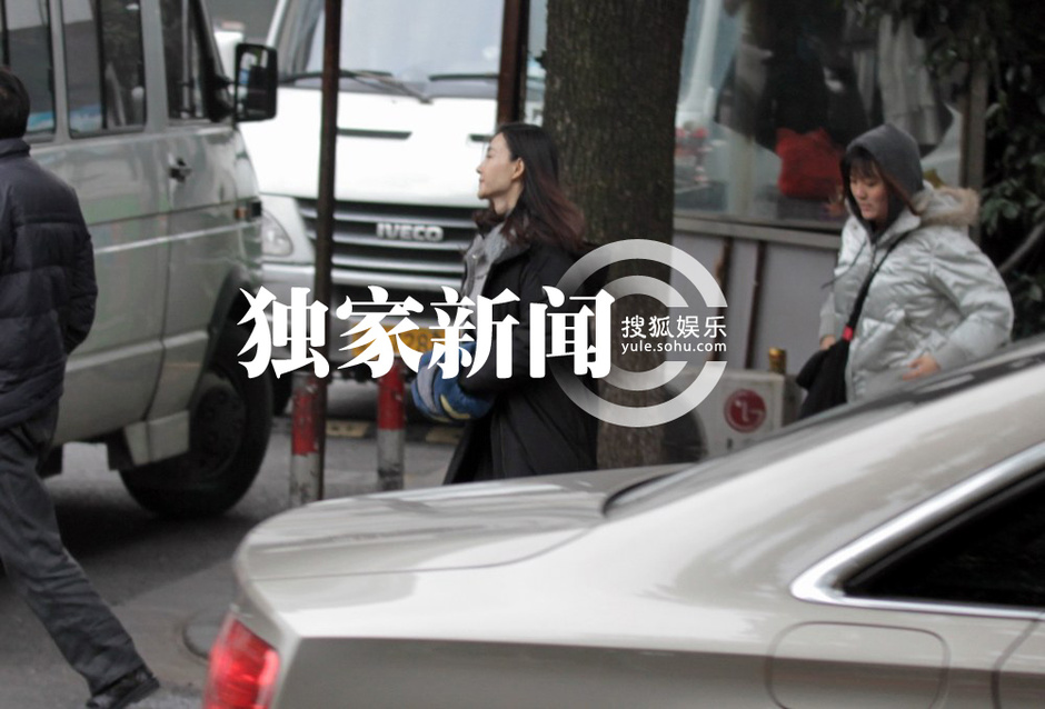 朱亚文穿大衣帅气 王丽坤则穿上大衣飞奔到街边的座驾内离开