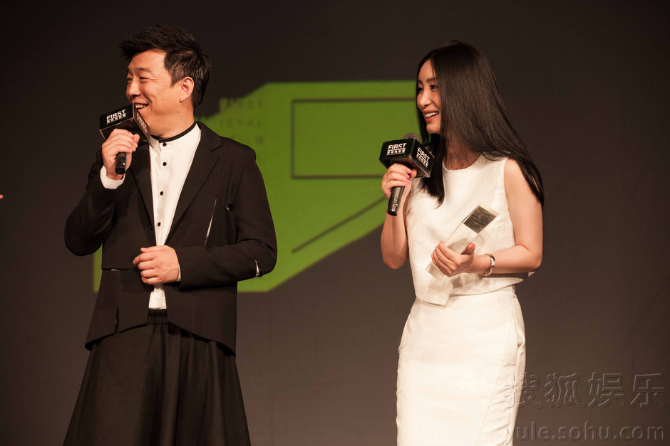 秦海璐出席青年电影展活动 白裙亮相仙气十足