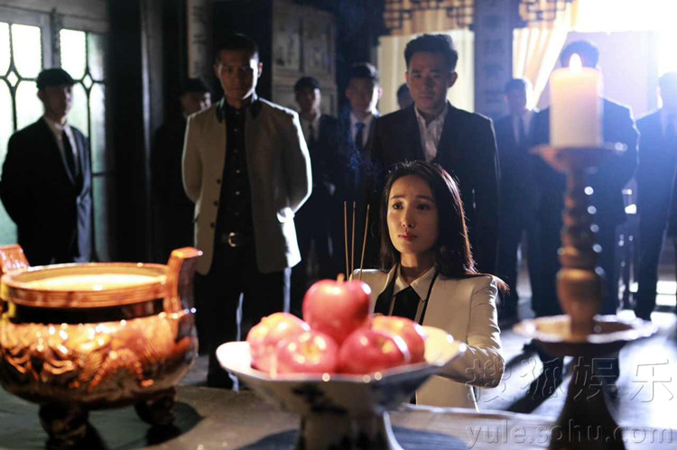 李艳《最危险的时候》曝妙龄装 霸气柔美反差