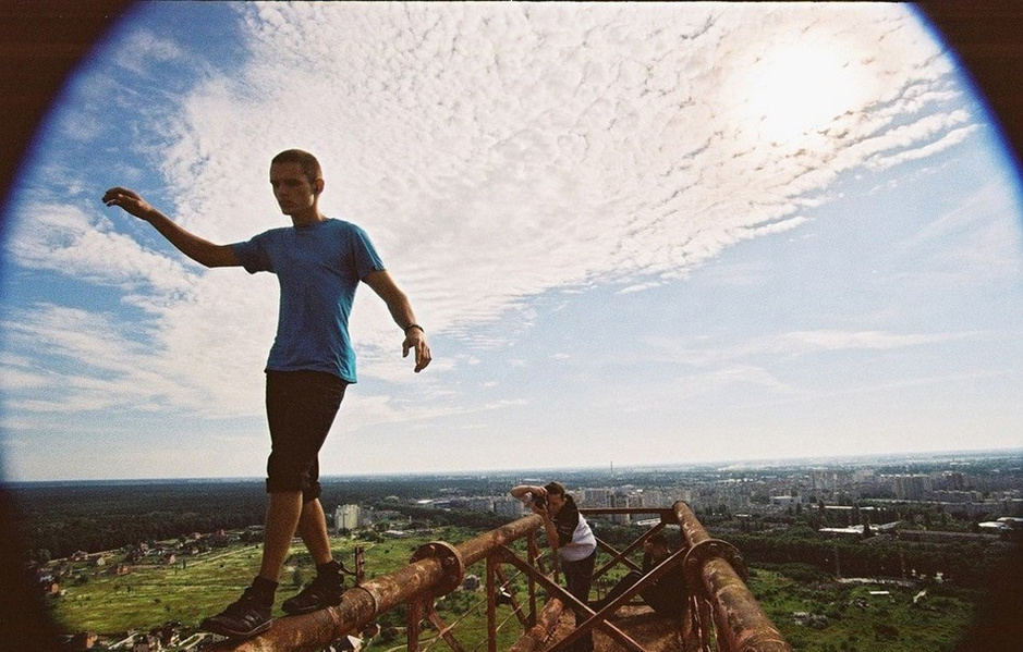 乌克兰青年挑战极限 高空建筑危险摄影