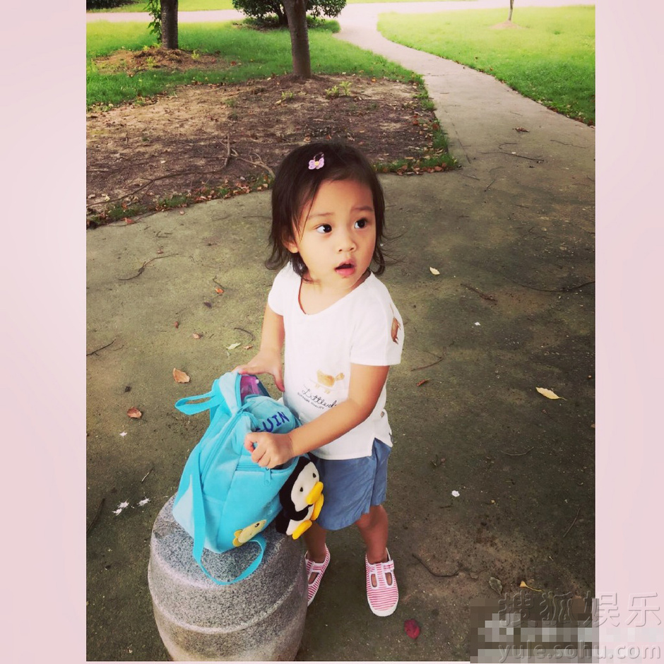 李小璐晒甜馨街拍呆萌照 举手投足星范儿十足