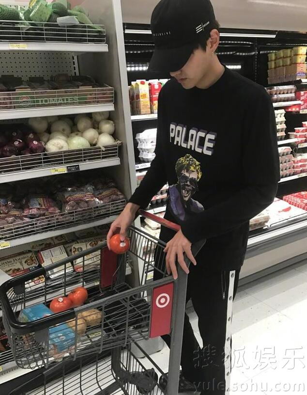 母亲节吴亦凡亲下厨给妈妈做菜 却被指摆拍89