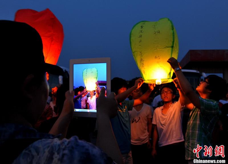 6月4日，赶考前夜，毛坦厂中学的学生们在孔明灯上写下心愿，向天空放飞希望，万只孔明灯映红了小镇上空。