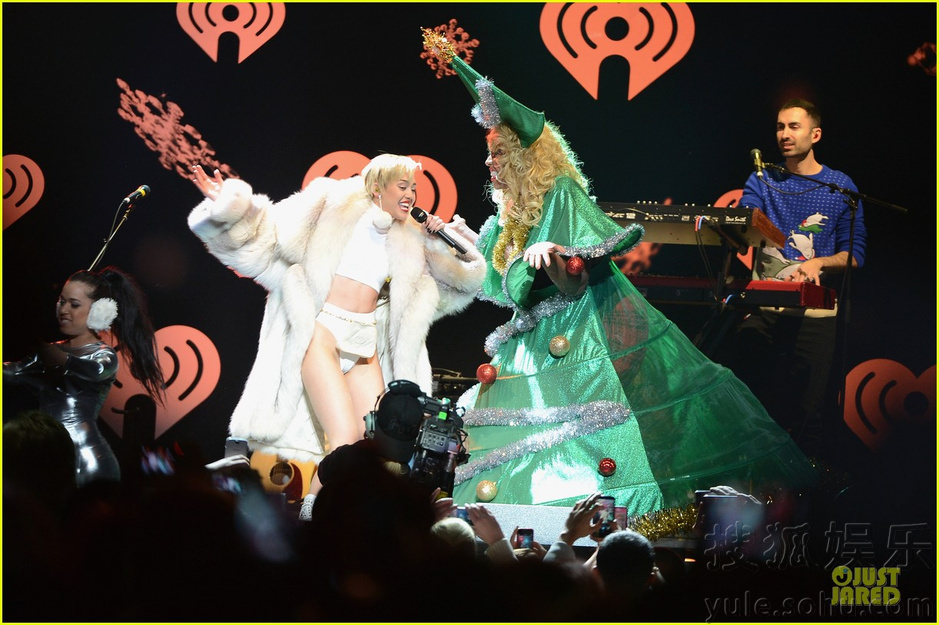 麦莉全白造型演绎雪之女王 <em>高叉短裤性感</em>热舞