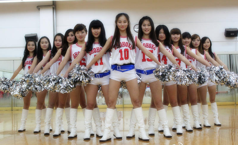 全学生妹拉拉队走红 清纯萌系惹人爱
