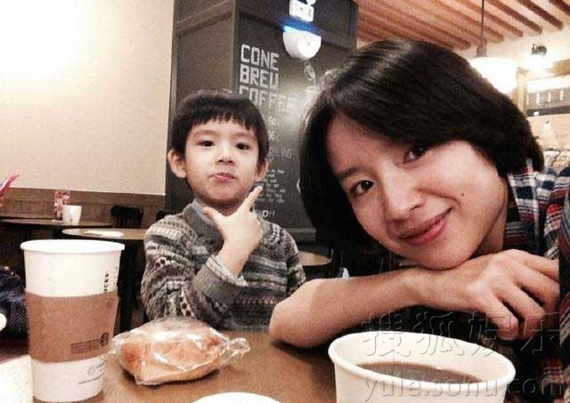 儿子顶顶7岁了 董洁眼角的鱼尾纹也明显了841