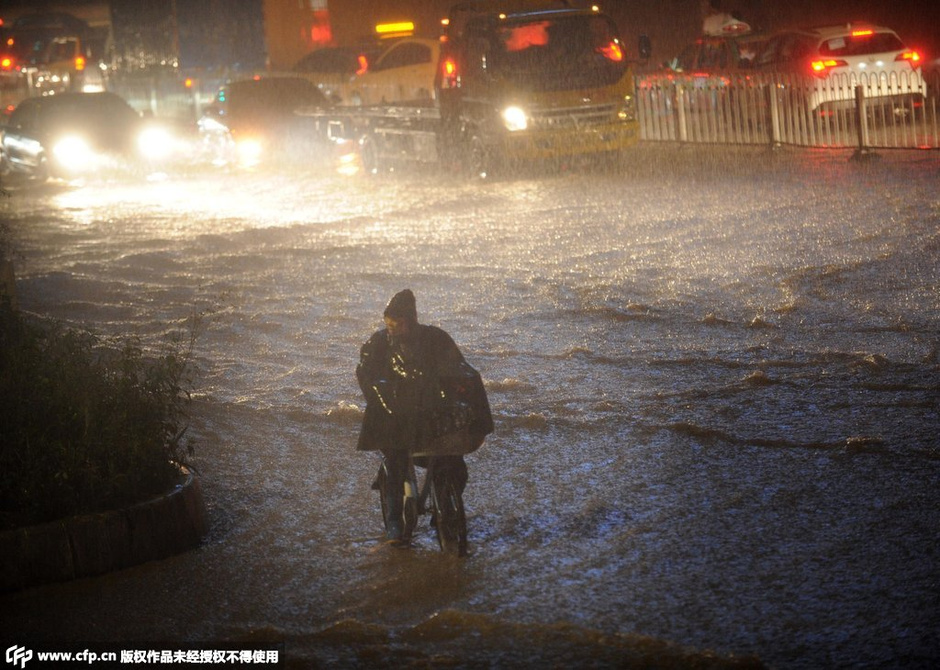 暴雨夜袭广州城 致奥体羽毛球馆坍塌-新闻图片