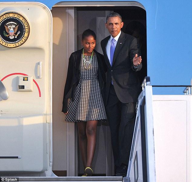 奥巴马两女儿脱胎换骨 穿衣讲究气质成熟