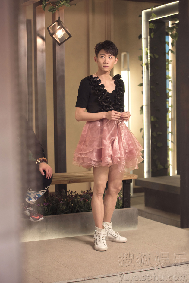 张一山蓬蓬裙扮少女露腿毛 笑果十足-娱乐频