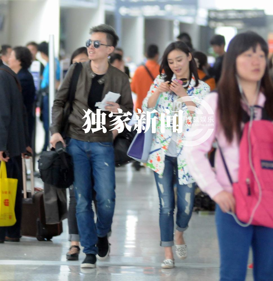 独家:袁姗姗水彩装现身 与好友一路聊嗨心情佳