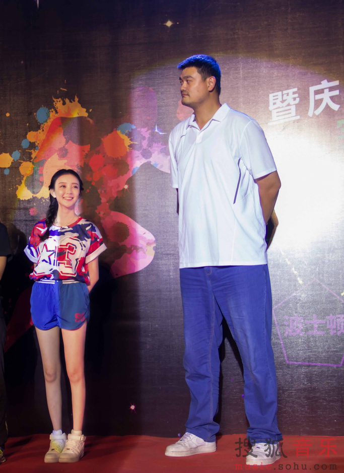 汪小敏与姚明比腿长 展示史上最萌身高差