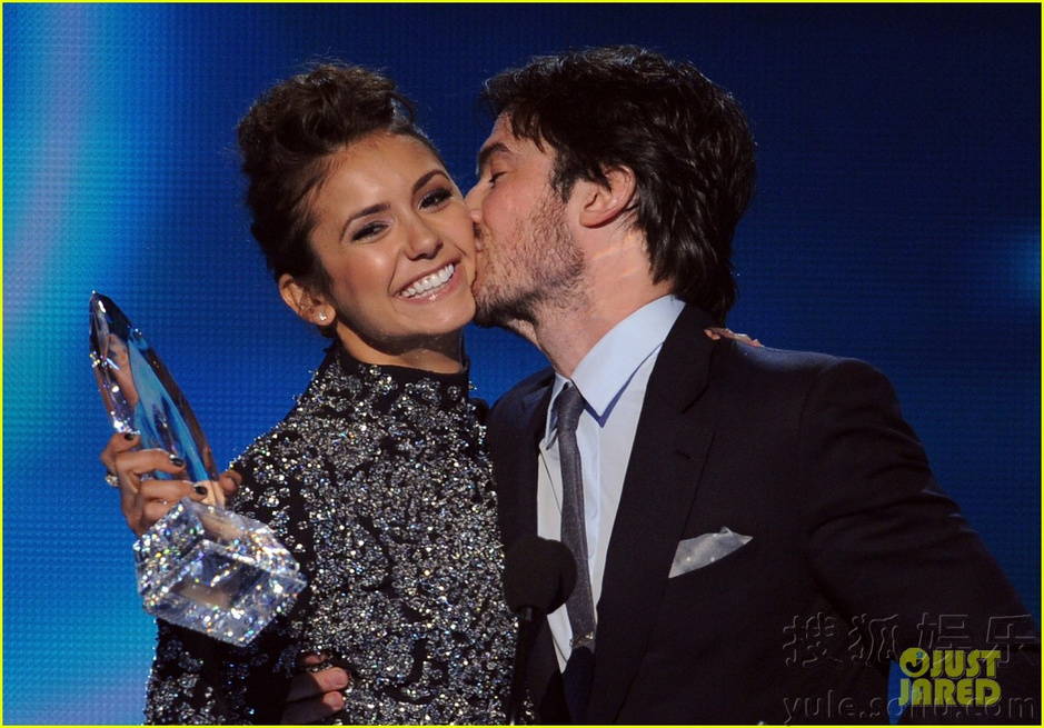 第40届人民选择奖揭晓吸血鬼情侣大秀恩爱-娱