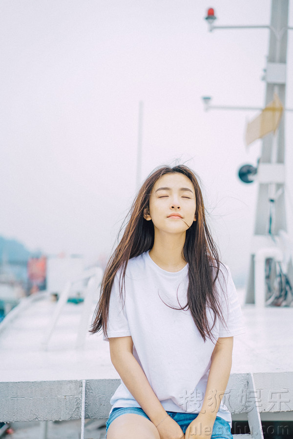 吴倩曝光清新写真 白衣浅笑显青春气息