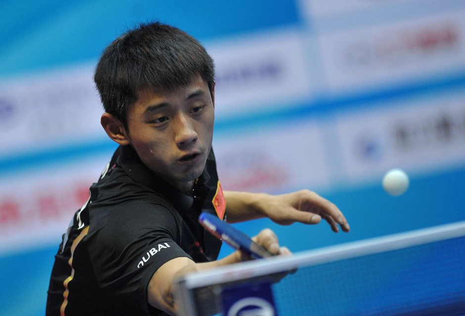 高清:张继科回球大汗淋漓 王皓接发球一丝不苟