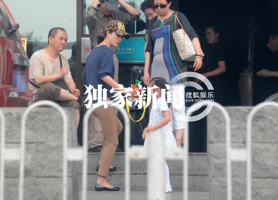 独家:朱媛媛带女儿吃饭 一家三代同逛798