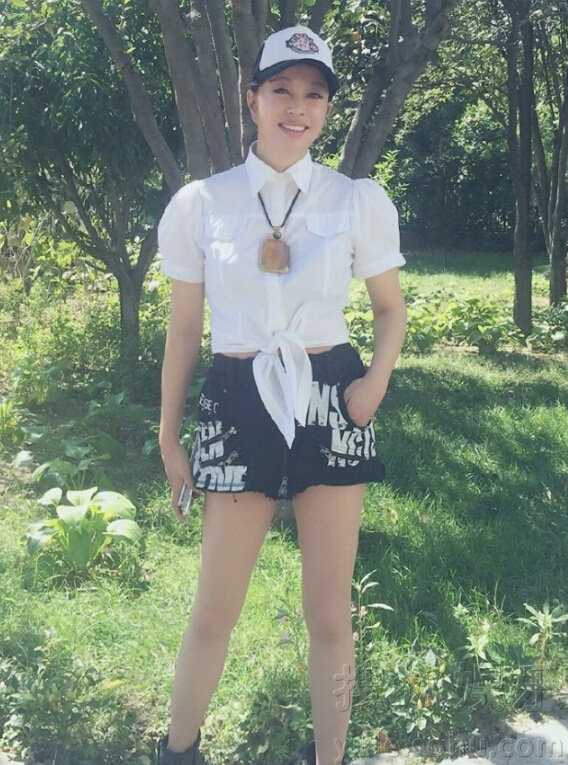 刘晓庆白<em>衬衫</em>傲然挺胸 <em>超短裤</em>秀<em>美腿</em> - 粉丝网