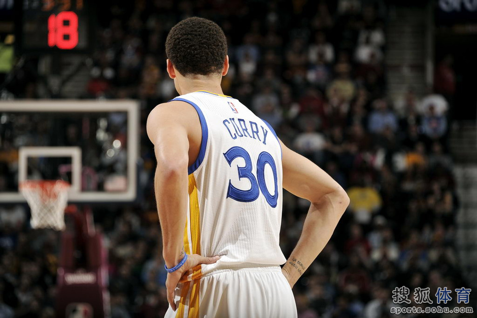 高清图:骑士勇士巅峰战詹皇强攻 库里强突欧文