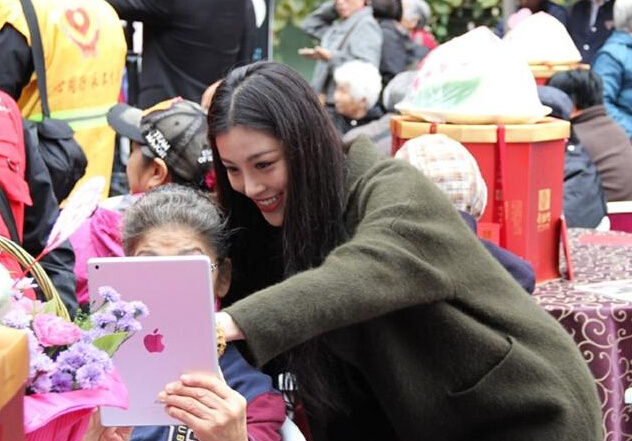 葛天重阳节探访养老院 收获长寿老人祝福8074