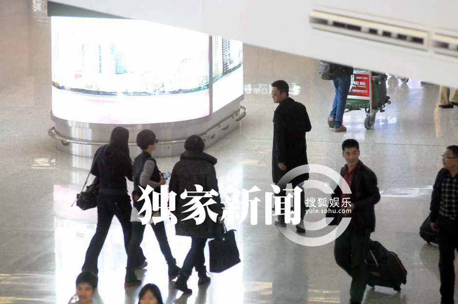 独家:吴京谢楠现身上海 情侣全程无交流58252