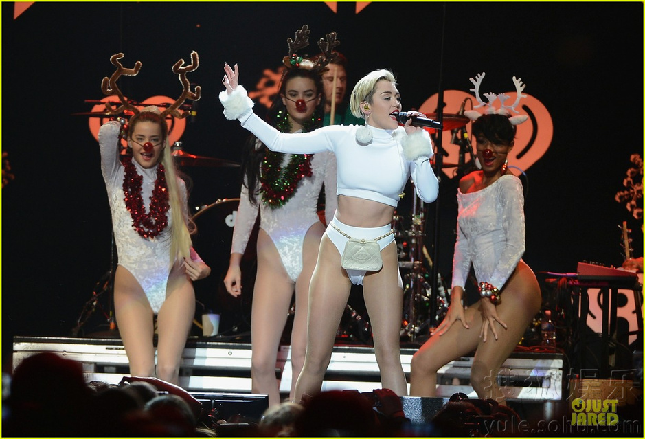 麦莉全白造型演绎雪之女王 <em>高叉短裤性感</em>热舞